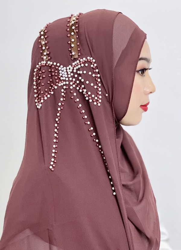 Hijab dengan pita besar di bagian belakang